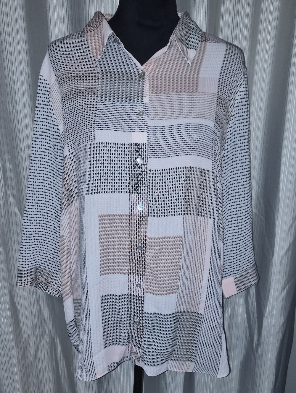 Rose & Olive Button-Front Geometric Print Shirt - White and Light Pink